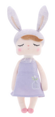 Peluche Metoo con un vestido morado.
